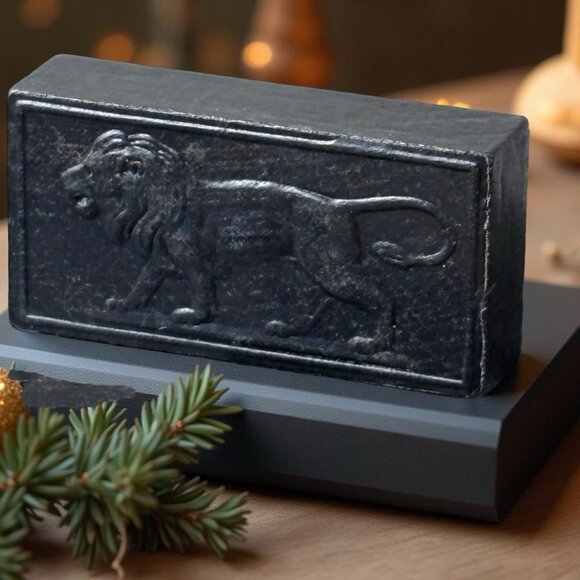 Vintage Black  28 Dominoes  With Embossed Lion Design & Festive Holly Berry Box - Picture 3 of 9